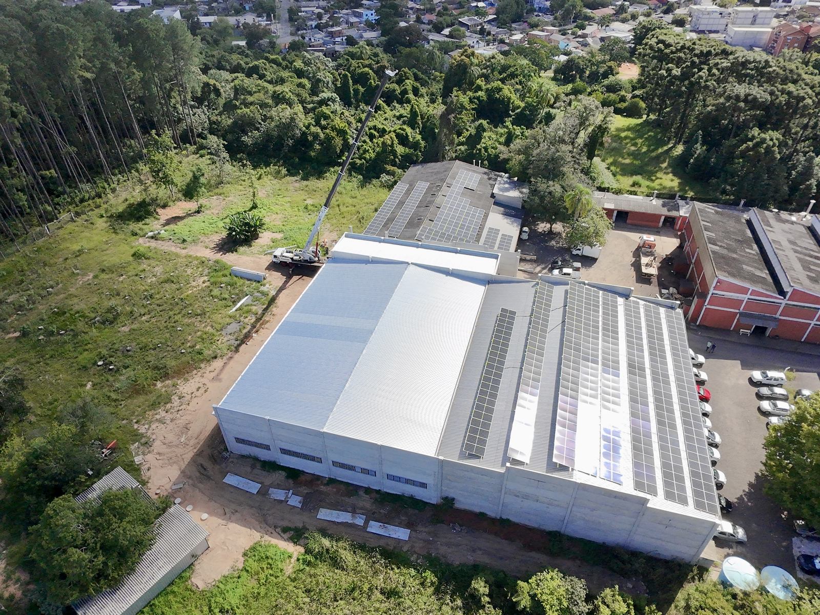 Pavilhão industrial com painéis solares