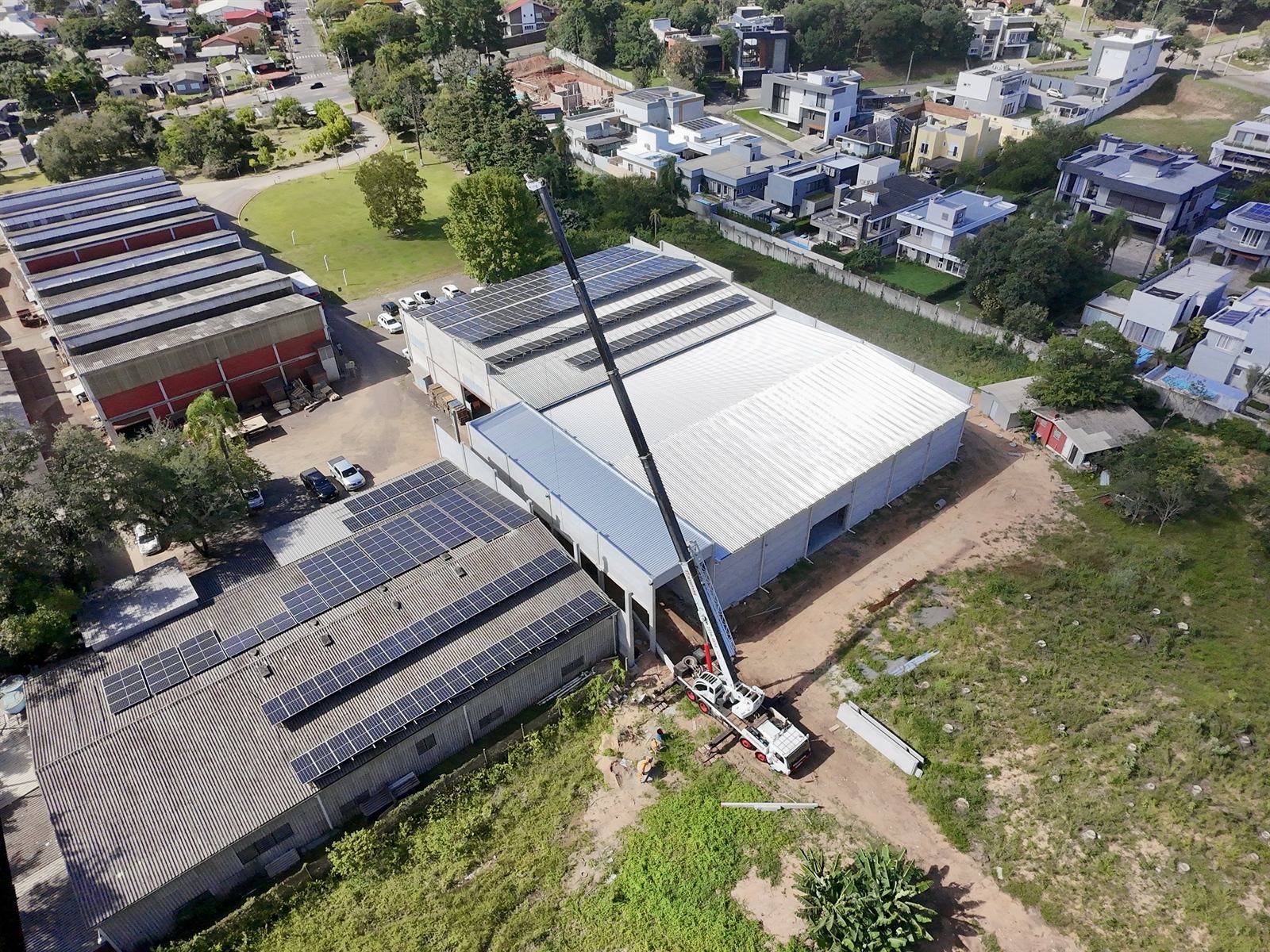 Pavimold em obra com guindaste